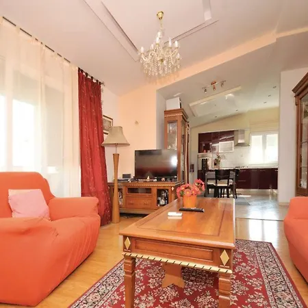 Chic And Stylish With Pool - Five Bedroom With Pool 아파트 Kaštel Novi