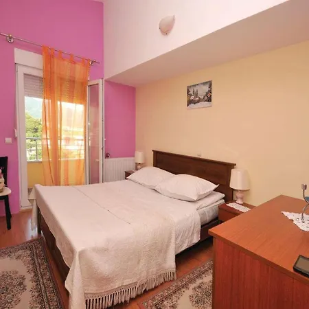 Chic And Stylish With Pool - Five Bedroom With Pool