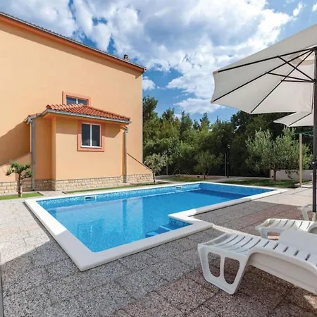 Chic And Stylish With Pool - Five Bedroom With Pool *